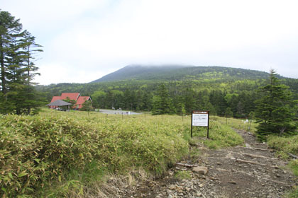 国道を横切る麦草峠。