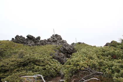 途中で大岳へ寄りました。大岳の頂はなかなか景観が良いです。