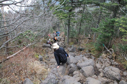 蓼科山の急峻な坂ですれ違った団体の登山者。