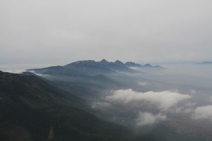 下山の途中で雲海に浮かぶ八ヶ岳が見えました。