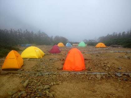 強風雨の下のテント場。