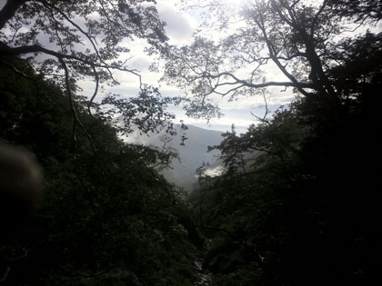 谷の覆い被さる雨雲。