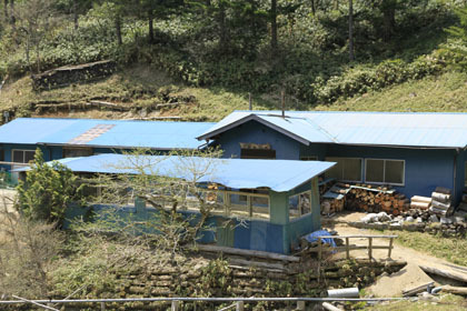 将監小屋。水場が小屋の前にあります。