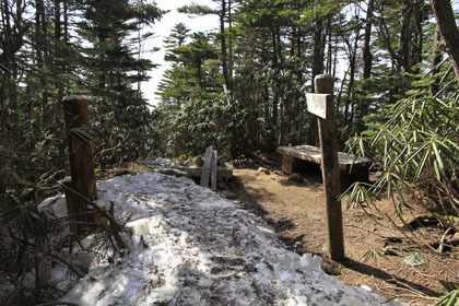 残雪に覆われた木賊山。
