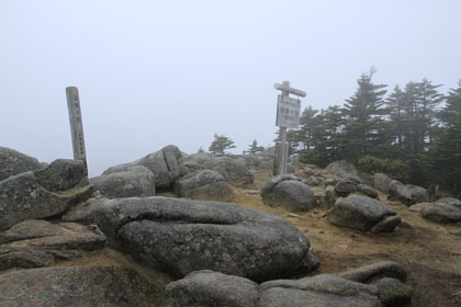 国師ヶ岳の山頂。