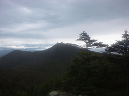 高曇りの雨雲と金峰山。