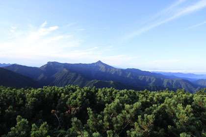 遠くに笠ヶ岳が見えます。