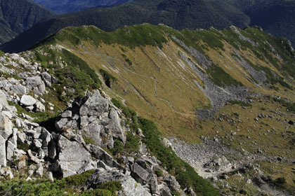 圏谷底の登山道が見えます。所要時間は圏谷底を通過した方が早いです。