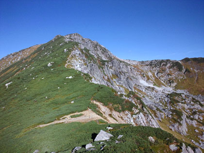 岩の多い稜線です。ここを歩く登山者は少ないようです。