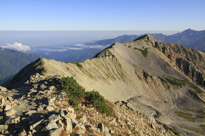 山頂から見た北薬師岳と稜線。