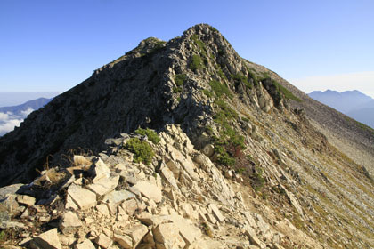 北薬師岳の稜線はヤセ尾根です。