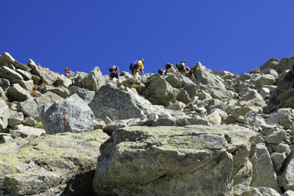 雄山は多くの観光客が登っています。