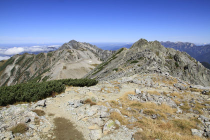 雄山から大汝山、別山に続く縦走路。奥に剣岳が見えます。
