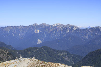 真砂岳から見た後立山連峰。中央に２つのピークが並んでいるのが、左が旭岳、右が白馬岳。