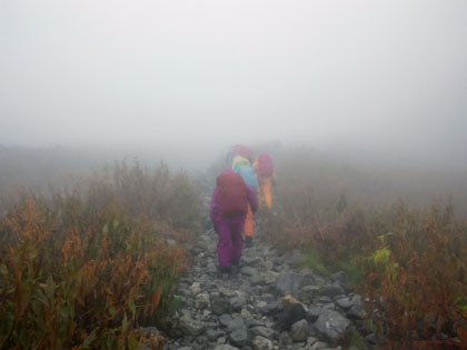 ライチョウ沢を下るときにすれ違った、ツアー登山の人たち。