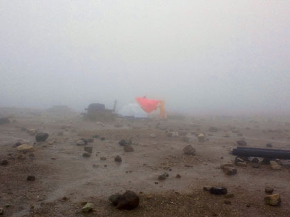 ライチョウ沢のテント場で、設営している登山者がいました。