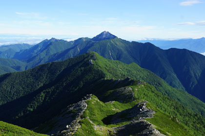 小太郎尾根から見た小太郎山（手前）と甲斐駒ヶ岳。小太郎山まで往復しました。