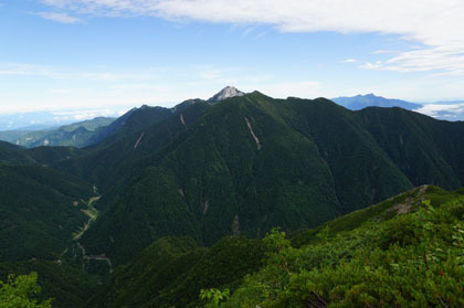 甲斐駒ヶ岳は前峰に隠れて頂しか見えません。