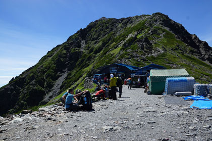 北岳肩ノ小屋には多くの登山者がいました。