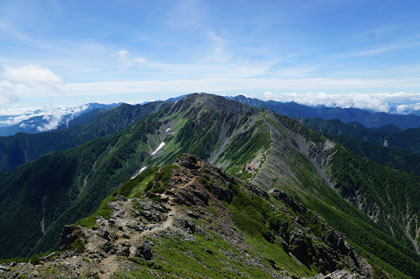 北岳から間ノ岳の稜線を見ます。