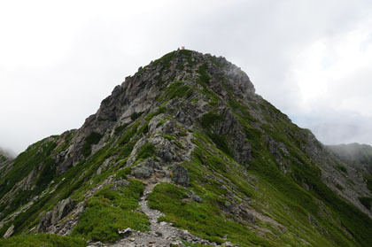 三峰岳。仙塩尾根の上の大きな突起ですが、間ノ岳からの稜線が下ってくるので、遠くから見ると目立たない山です。