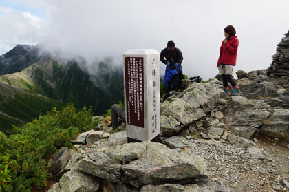 三峰山で見かけた日本アルプス山岳レースを取材しているテレビクルー。この後も、三伏小屋、荒川小屋で見かけました。