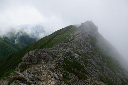 三峰岳から南に下る稜線は岩場でした。