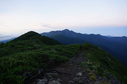 塩見岳に続く稜線。