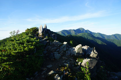 竜尾見晴らしの岩峰。四囲の眺望がききます。