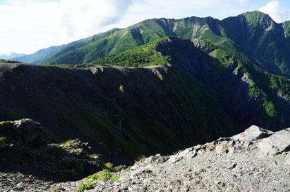 塩見岳に続く稜線。