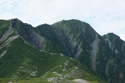 塩見岳の岸壁がよく見えます。