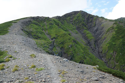 斜面を直登する道。