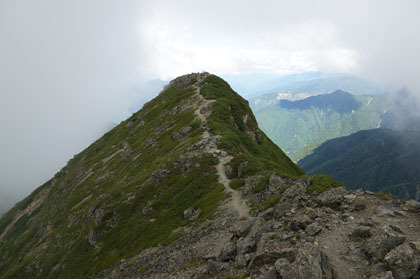 塩見岳の東峰から見た西峰。