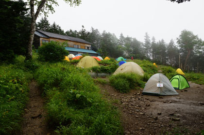 三伏峠小屋とテント場。