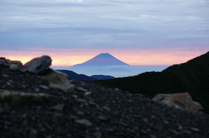 朝焼けに浮かんだ富士山。