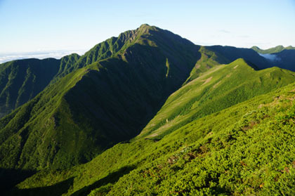 早朝の赤石岳。