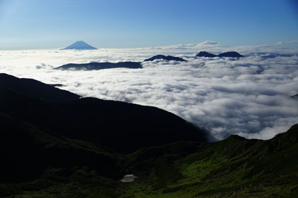 雲海に浮かぶ富士山。