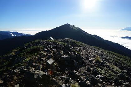 荒川中岳から見た荒川東岳。