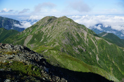 荒川東岳から見た荒川中岳、前岳。