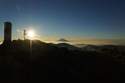 聖岳の頂と富士山。