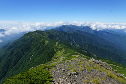 上河内岳から見た光岳に続く稜線。