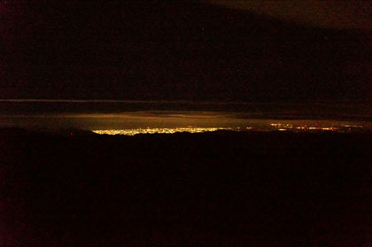早朝、午前3時前の光岳小屋からは、東海道の街の夜景が見られました。