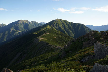 茶臼岳から見た上河内岳。