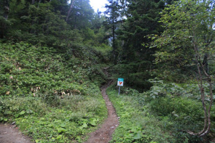 幌尻山荘にある登山口。