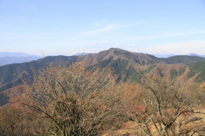 陣馬山から見た生藤山。