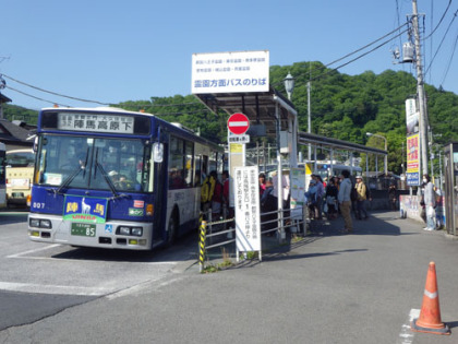 ゴールデンウィークの最終日、高尾駅のバス停には長い行列が出来ていました。