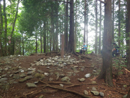 鋸山の山頂。岩の登りがあるピークです。