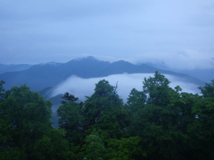 日の出前の雲取山から見た和名倉山。