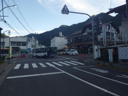 早朝の奥多摩駅。西鴨沢行きのバスが丁度発車しています。