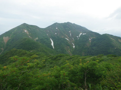 白毛門から見た笠ヶ岳（左）と朝日岳（右）。